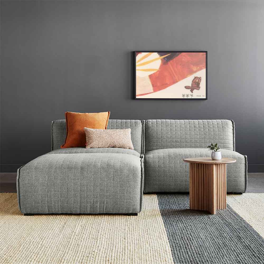 Le sofa sectionnel Nexus de Gus* Modern chez Nüspace offre une expérience d'assise incomparable. Ses deux fauteuils et ottoman, combinant élégance et praticité, vous plongent dans un pur plaisir dès votre installation.