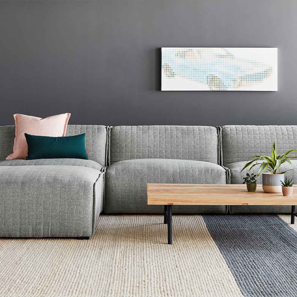 Découvrez le magnifique sectionnel Nexus de Gus* Modern chez Nüspace, un sofa en tissu qui promet confort absolu et détente. Avec ses trois fauteuils et ottoman spacieux, accueillez aisément vos invités dans un cadre élégant.