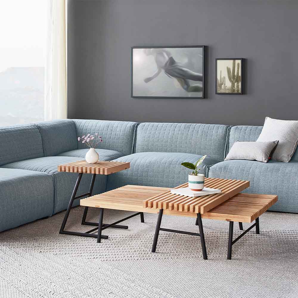 Nüspace présente le sofa sectionnel 5 places Gus* Modern, une pièce volumineuse et confortable. Composé de 4 fauteuils sans bras et d'un fauteuil de coin, créez un espace accueillant pour vos soirées entre amis