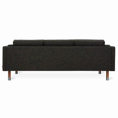 Transformez votre espace de vie avec Augusta de Gus* Modern, un sofa qui équilibre parfaitement esthétique, confort et durabilité, pour une pièce maîtresse dans tout intérieur contemporain.