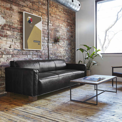 Le sofa Cabot de Gus* Modern propose une vision confortable et masculine du sofa à travers un design traditionnel. Disponible en cuir vintage aux caractéristiques uniques du grain qui vieilliront bien et développeront une patine naturelle et riche.