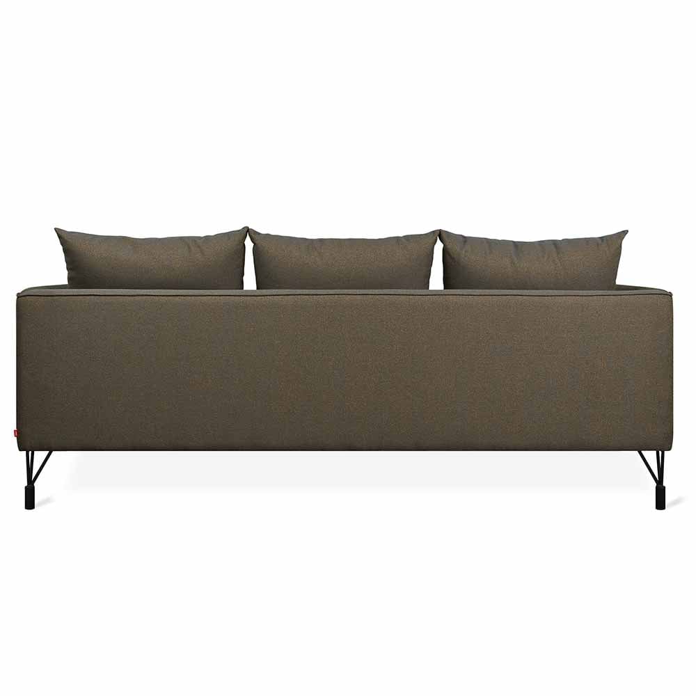Le sofa Highline de Gus* Modern associe raffinement et conscience environnementale. Des détails soignés, un confort exceptionnel et des matériaux écologiques font de ce sofa une pièce unique.