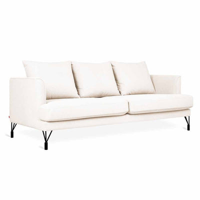 L'alliance parfaite du style, du confort et de l'écologie : le sofa Highline de Gus* Modern. Des accoudoirs gracieusement incurvés, des coussins luxueux, et un cadre en bois certifié FSC®.