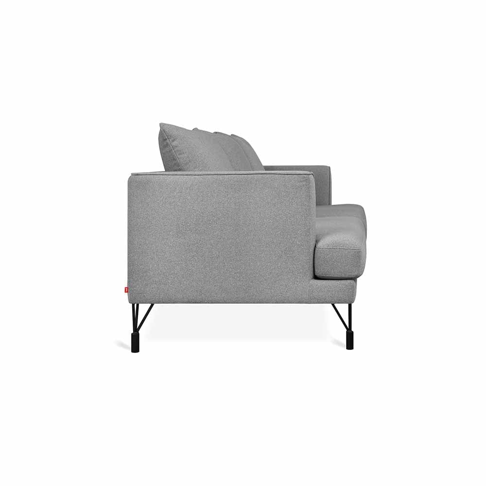Découvrez le sofa Highline de Gus* Modern : proportions gracieuses, éléments industriels, et un souci de l'environnement. Un choix élégant pour votre espace.