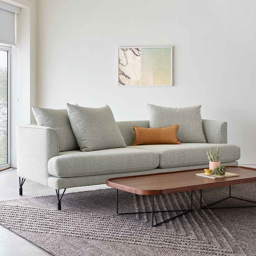 Le sofa Highline de Gus* Modern : élégance, durabilité et respect de l'environnement. Transformez n'importe quelle pièce avec ce mariage parfait de design gracieux et de matériaux responsables.
