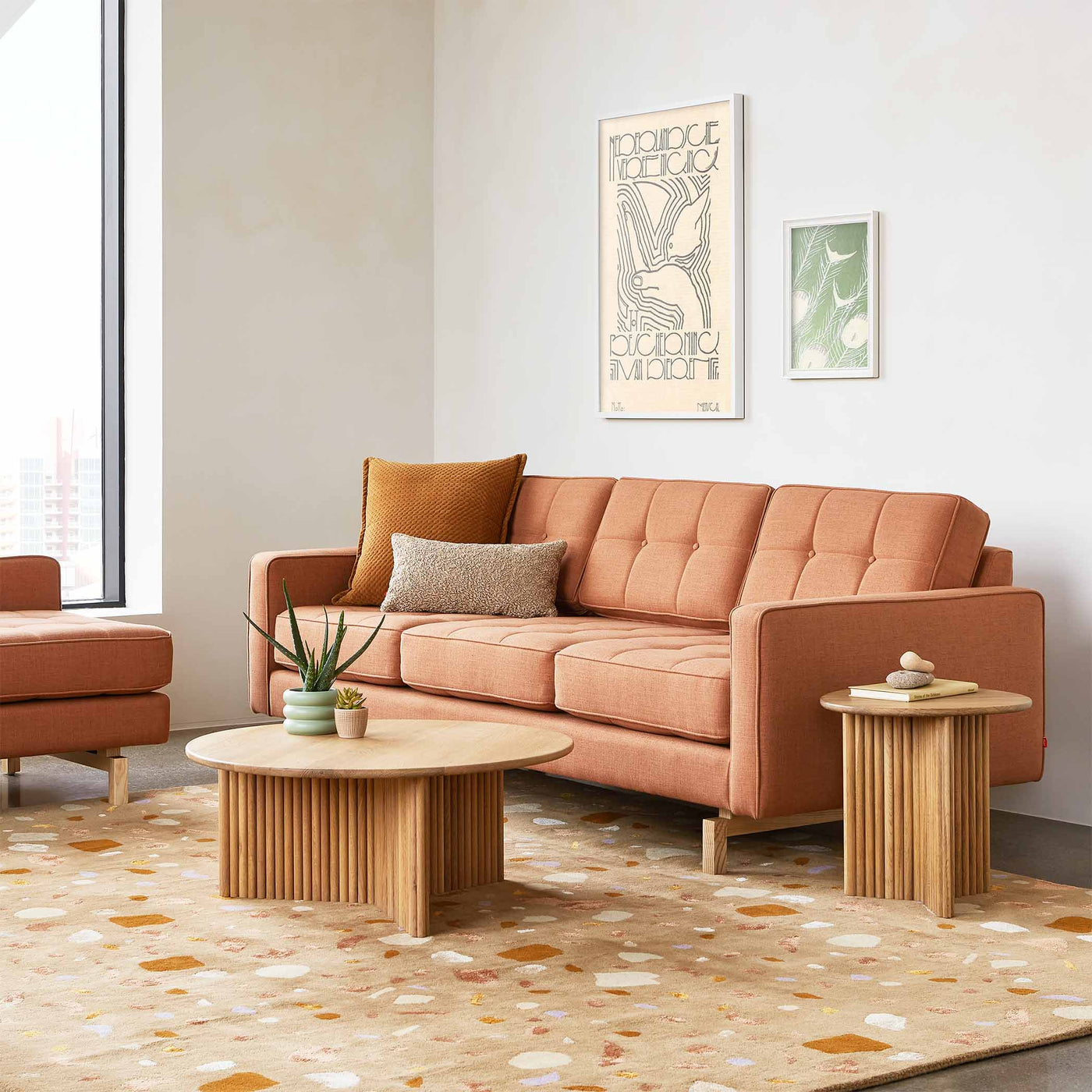 Découvrez le sofa Jane 2 de Gus* Modern : une interprétation moderne du style Mid-century, configurable avec le Lounge pour s'adapter à votre espace