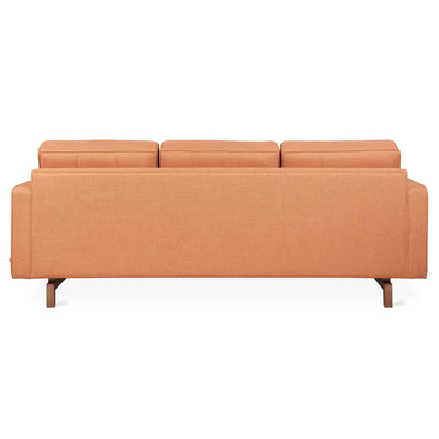 Jane 2 de Gus* Modern : un sofa élégant et polyvalent, offrant une configuration astucieuse avec le Lounge pour répondre à vos besoins de design.