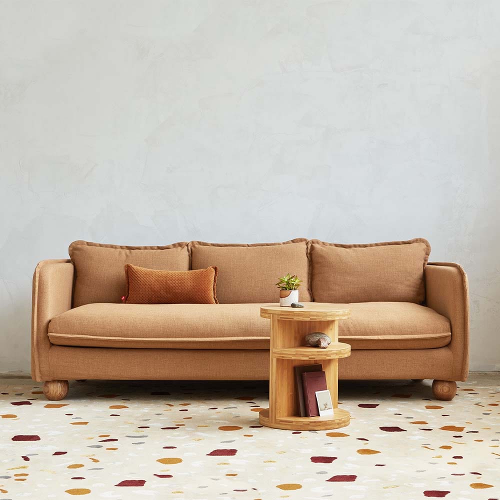 Le sofa Monterey de Gus* Modern : ambiance côtière décontractée, assise profonde et coussins luxueux pour des dimanches paresseux. Écologique, familial et confortable.