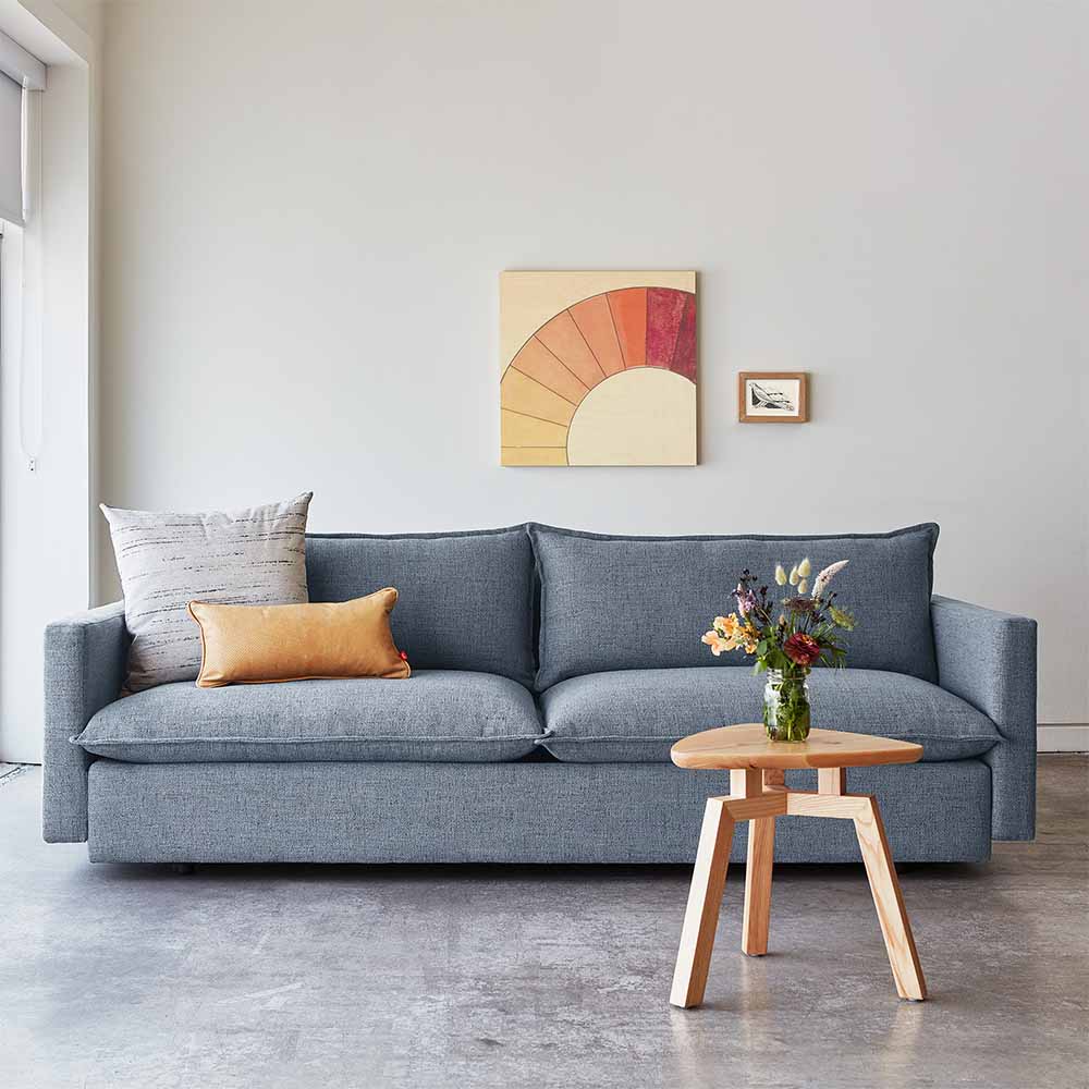 Le sofa Sola de Gus* Modern : un nuage de détente au design inspiré de l'Italie contemporaine et du mouvement Mid-century Modern. Confort douillet, éthique écologique.