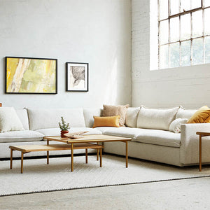Le sofa bi-sectionnel Sola de Gus* Modern allie confort et élégance à l'éthique écologique. Un design moderne, des coussins remplis de duvet synthétique recyclé, et une touche de sophistication.