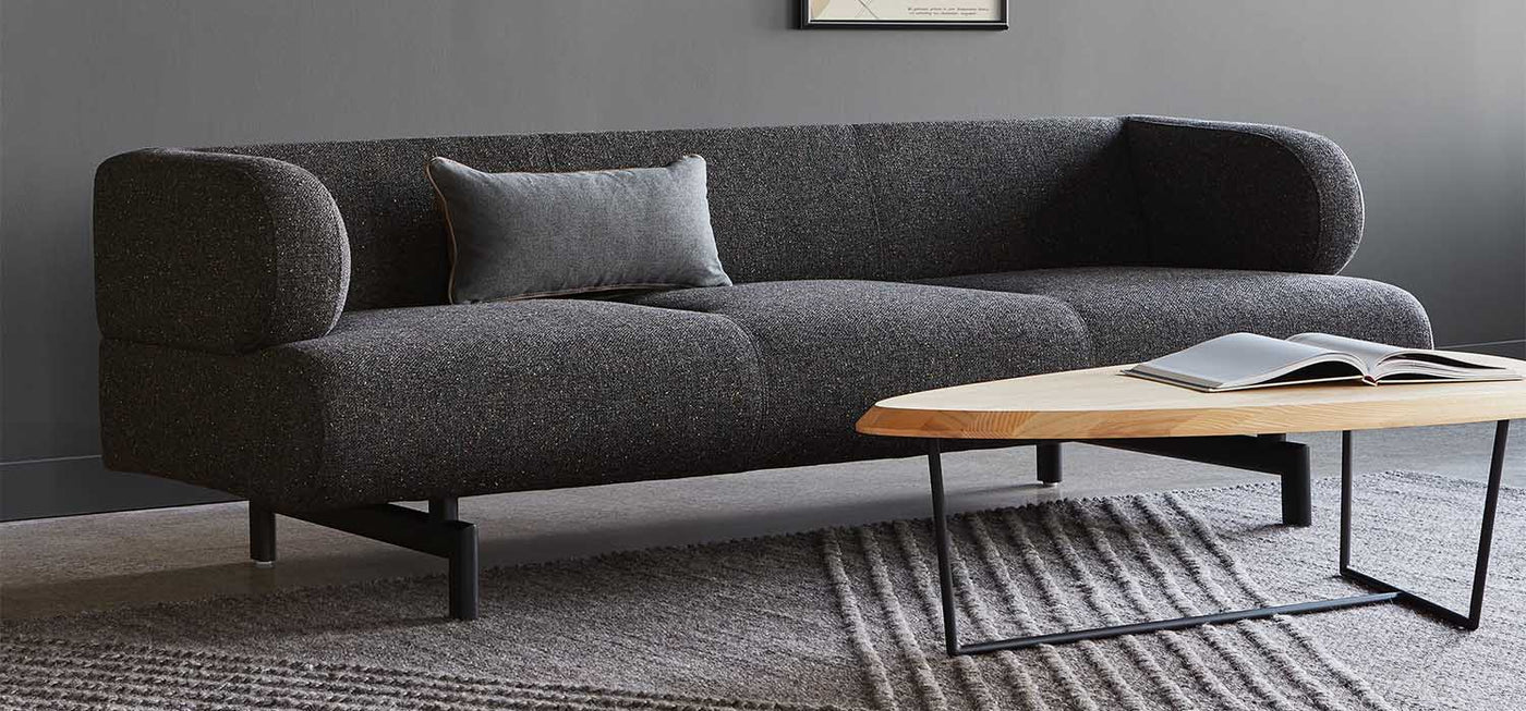 Le sofa Soren de Gus* Modern présente une version contemporaine d'un confort raffiné. Le design sculptural est la marque de fabrique de la série Soren : des formes géométriques, des courbes audacieuses et une base en acier noir