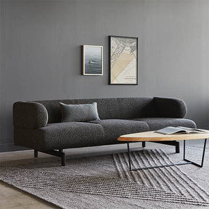 Le sofa Soren de Gus* Modern présente une version contemporaine d'un confort raffiné. Le design sculptural est la marque de fabrique de la série Soren : des formes géométriques, des courbes audacieuses et une base en acier noir