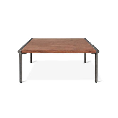 Table à café carrée Manifold : Élevez votre salon avec cette pièce élégante du design Bauhaus. Profil bas, plateau spacieux en bois et pieds métalliques fins. Disponible chez Nüspace.