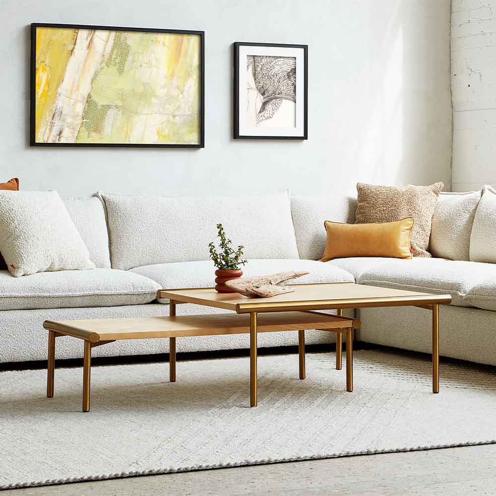 Table à café carrée Manifold : Élégance et fonctionnalité pour votre salon. Profil bas, plateau spacieux en bois, et design Bauhaus. Découvrez-la chez Nüspace.