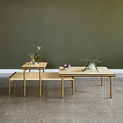 Table à café rectangulaire Manifold de Gus* Modern : Élégance et fonctionnalité se rejoignent dans cette pièce de la collection. Profil bas, plateau spacieux en bois, et design Bauhaus.