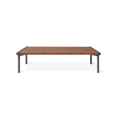 Manifold de Gus* Modern : la table à café rectangulaire parfaite pour un salon élégant. Design Bauhaus, plateau spacieux, et pieds métalliques fins pour une touche de légèreté.