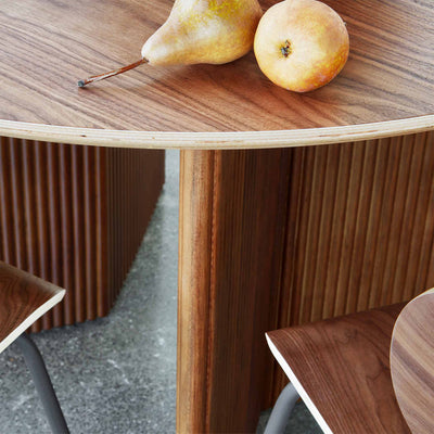 Plongez dans l'esthétique chaleureuse de la table Atwell de Gus* Modern, où le grain de bois naturel rencontre des influences du mouvement Mid-century scandinave pour un design intemporel et captivant.