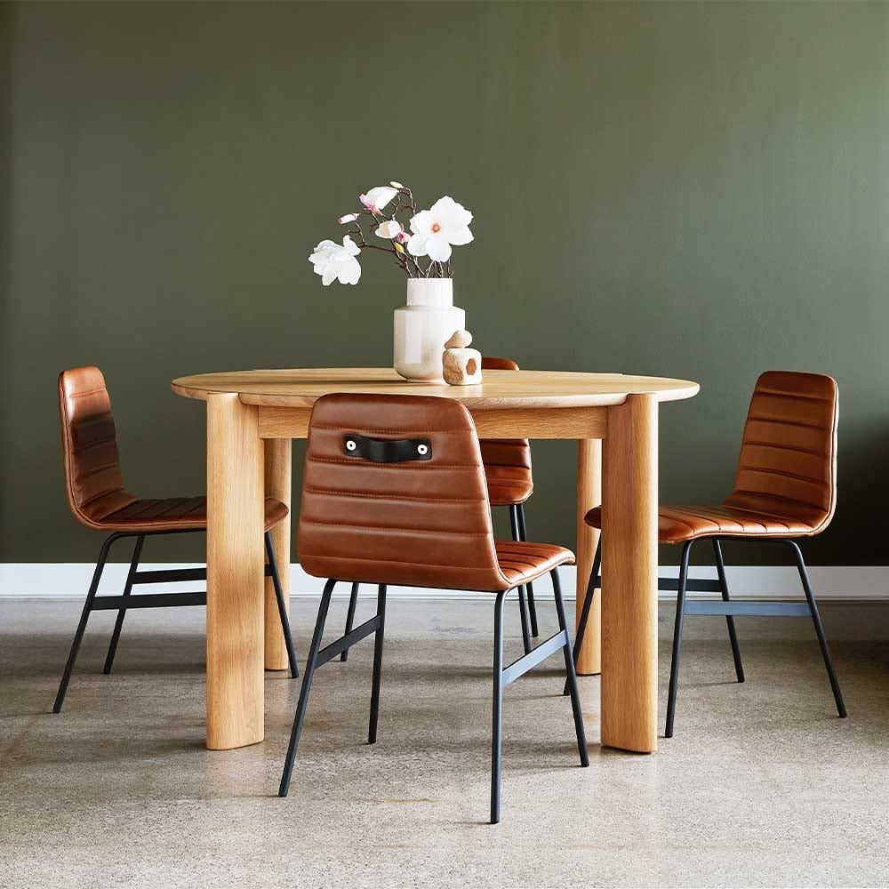 La table ronde Bancroft de Gus* Modern : élégance et fonctionnalité dans un design moderne scandinave. Pieds subtilement incurvés, plateaux en bois massif, et choix de finitions.