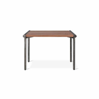 Table d'appoint Manifold de Gus* Modern : une esthétique chaleureuse et industrielle. Personnalisez votre espace avec des options en frêne et laiton ou noyer et étain.