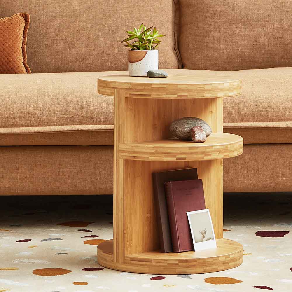 La table d'appoint Monument marie style et fonctionnalité. Étagères intégrées, contreplaqué de bambou durable et une conception moderne pour répondre à vos besoins.