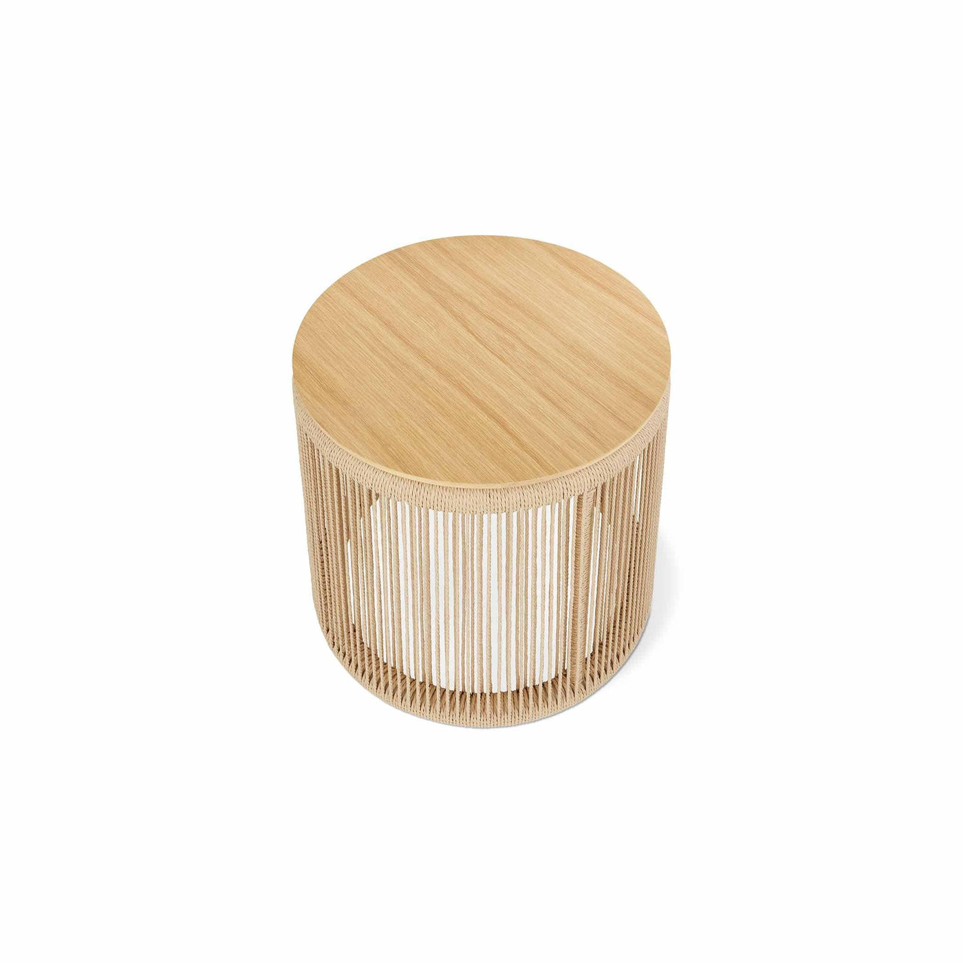 Plongez dans l'artisanat traditionnel avec la table Palma de Gus* Modern : corde danoise et bois massif se rencontrent dans un design épuré.