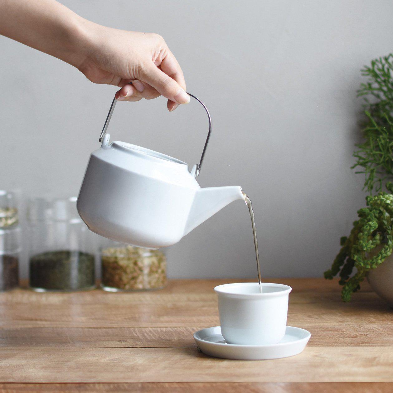 La tasse LEAVES TO TEA de KINTO : une expérience de thé unique. Porcelaine blanche de Hasami, design minimaliste et subtile touche de sophistication.