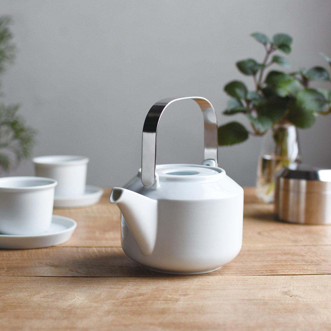 LEAVES TO TEA : la théière en porcelaine d'exception de KINTO. Infusion parfaite, versement précis et esthétique japonaise raffinée pour les amateurs de thé.