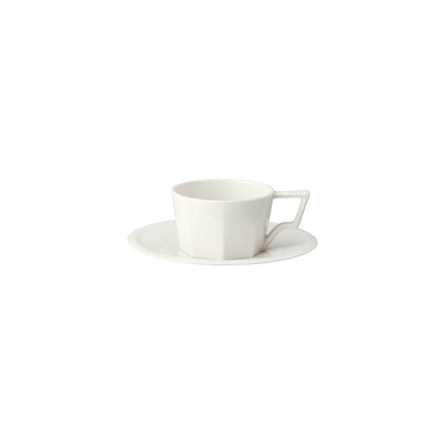 Savourez votre café avec style grâce à la tasse OCT de KINTO. Des lignes épurées, une prise en main ergonomique et une porcelaine japonaise de qualité.