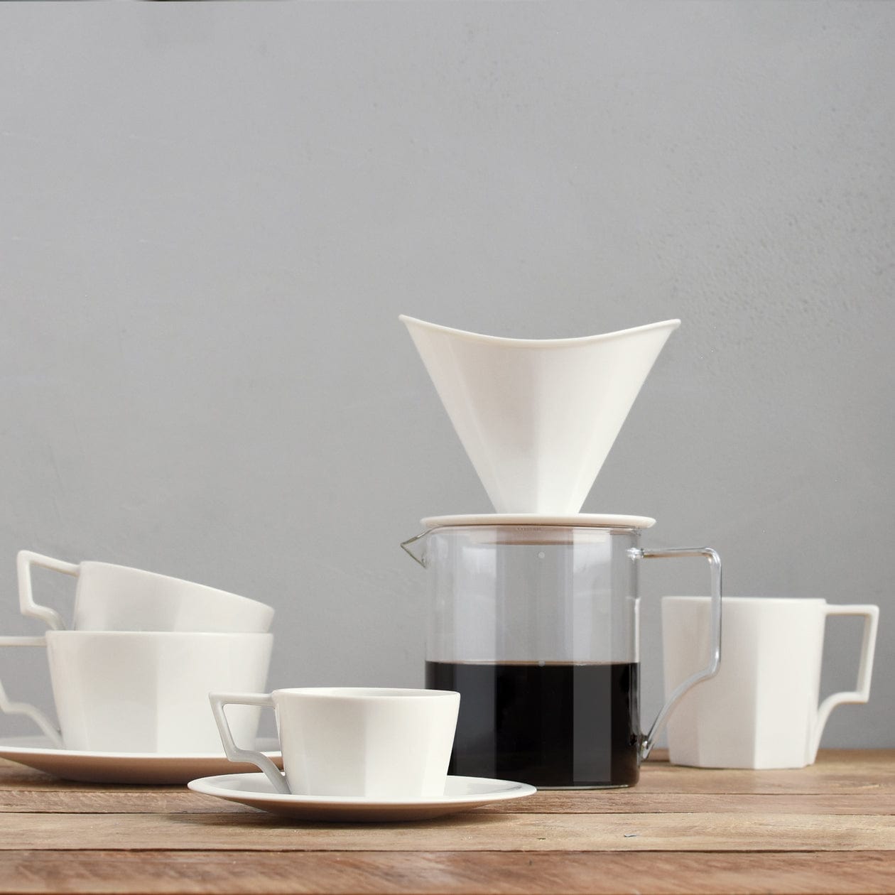 Découvrez l'élégance géométrique de la tasse à café OCT de KINTO. Confort ergonomique, texture lustrée, et une expérience de café exceptionnelle.