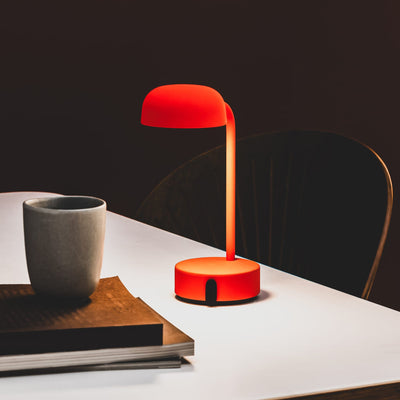 Polyvalence illuminée : Lampe Fokus de kooduu, éclairage direct réglable pour travail ou détente. Station USB intégrée pour une connectivité pratique. Parfait pour chevet ou bureau.