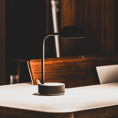 Élégance minimaliste : La lampe de table Fokus Kooduu marie style épuré et fonctionnalité moderne. Éclairage ajustable, station d'accueil USB, idéale pour intérieurs contemporains.