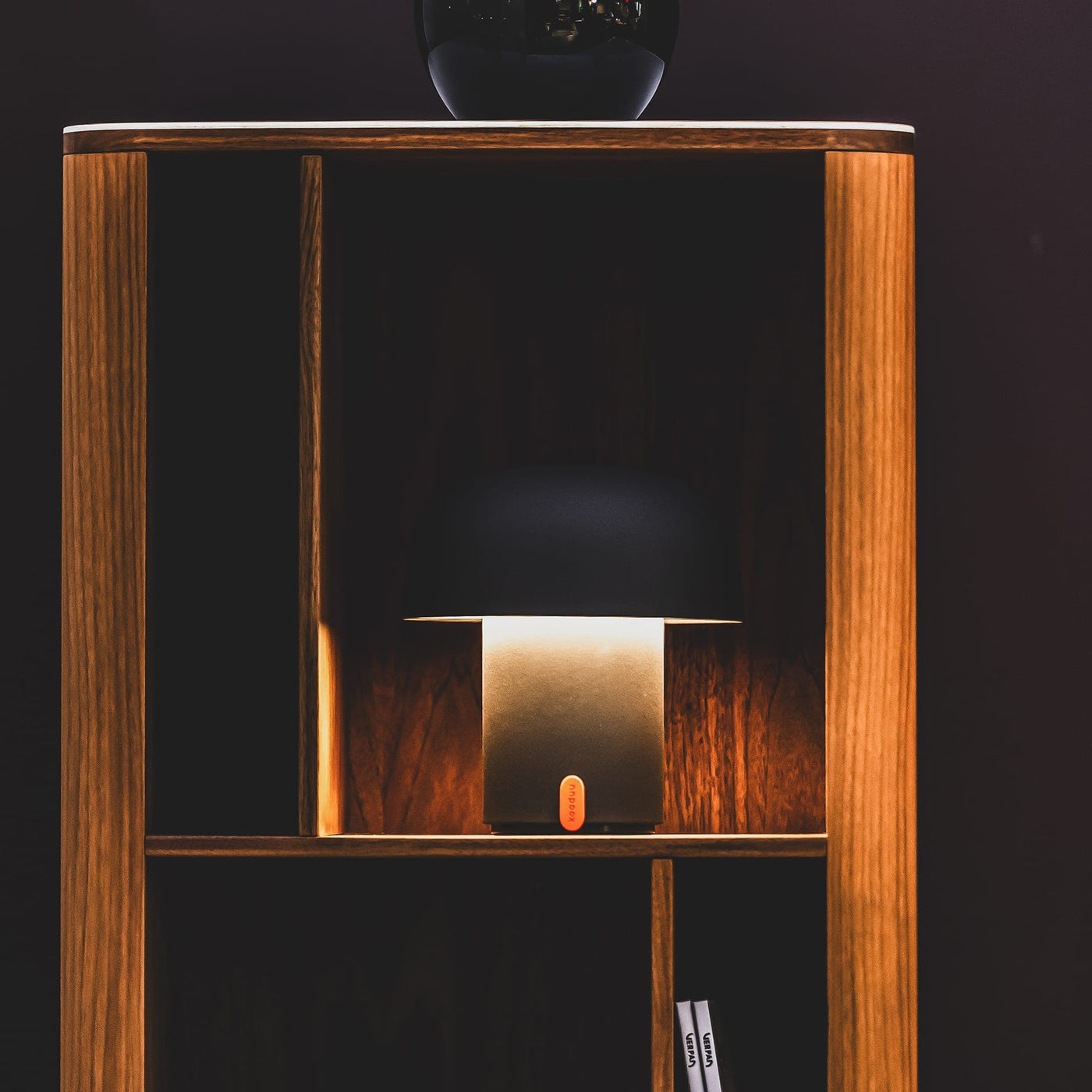Esthétique et utilité : La lampe Sensa de kooduu, œuvre d'art lumineuse, allie esthétique moderne et port USB pratique. Idéale pour espaces contemporains et soirées détendues.
