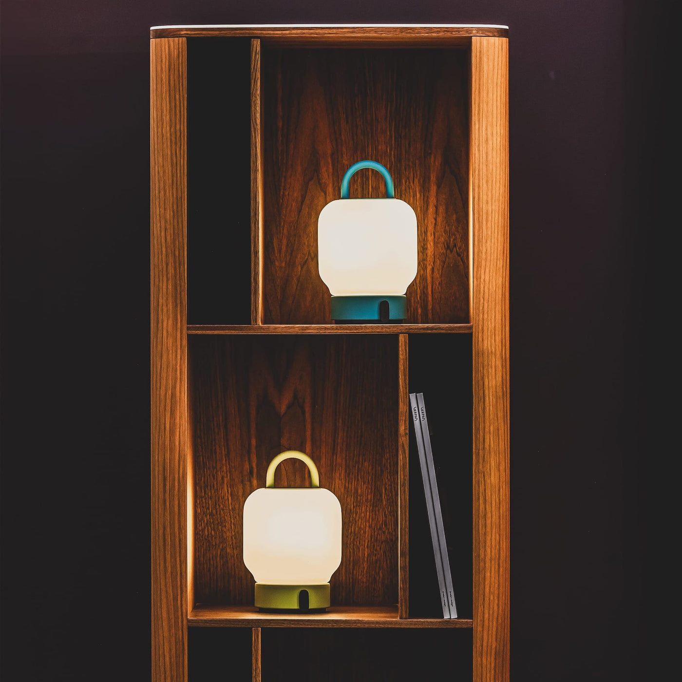 Élégance portable : La lanterne Loome de kooduu marie design raffiné et portabilité. Lumière réglable, poignée ergonomique et station USB ajoutent sophistication à tout espace.