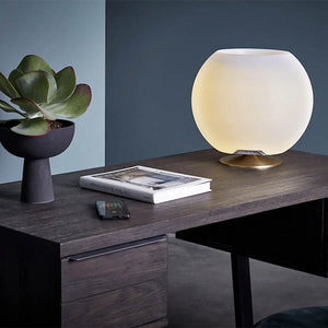 La lampe de table Sphere est également doté d'un support en acier brossé ou en laiton de qualité supérieure, créant une sensation à la fois contemporaine et intemporelle.
