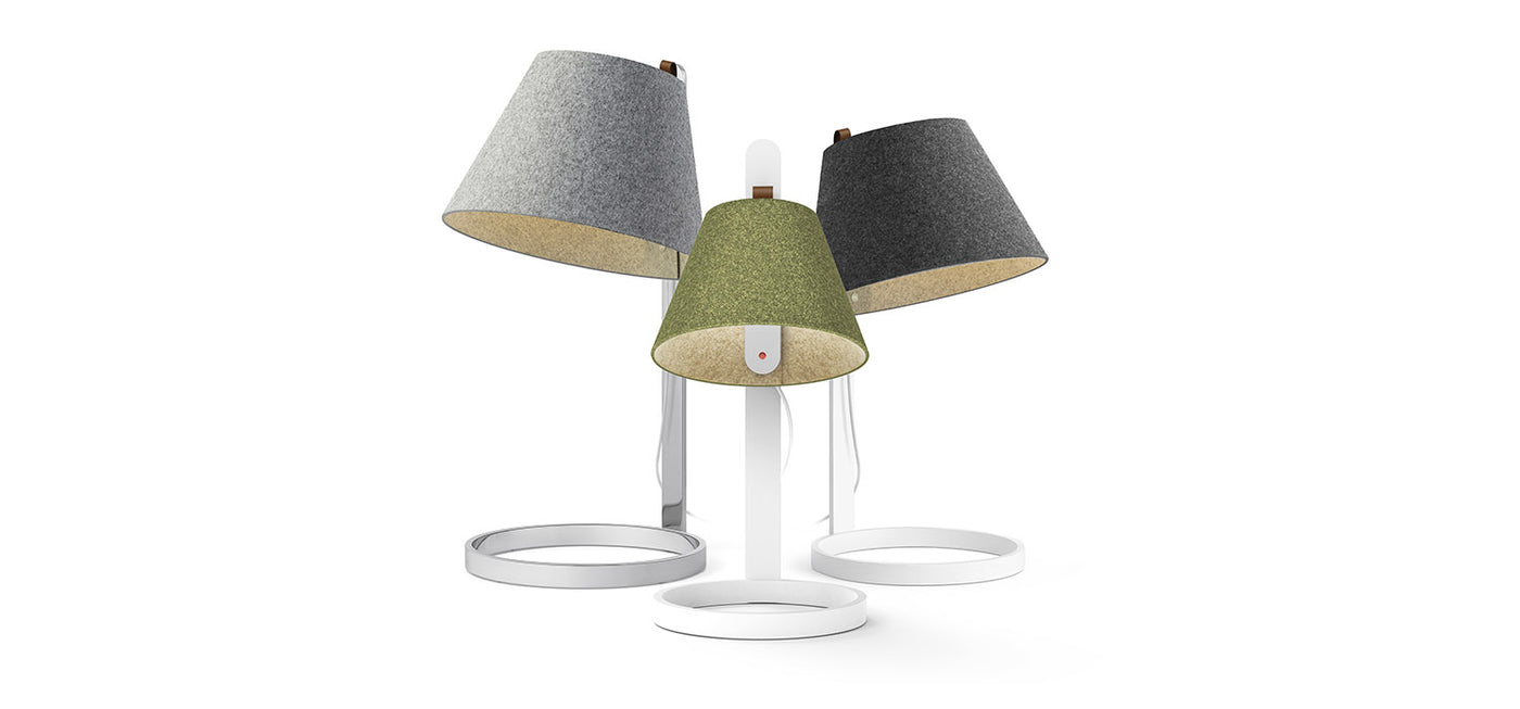 La lampe de table Lana de Pablo Designs est composée d'un abat-jour en feutre magnétique et est disponible en plusieurs tailles et couleurs