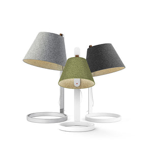 La lampe de table Lana de Pablo Designs est composée d'un abat-jour en feutre magnétique et est disponible en plusieurs tailles et couleurs