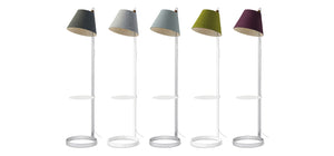 La lampe de table Lana de Pablo Designs est composée d'un abat-jour en feutre magnétique unique qui offre des possibilités de fixation illimitées.