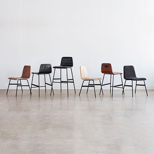 Lecture, chaises et tabourets, par Gus* Modern, en bois ou rembourré en tissu ou cuir, avec base en métal, hauteur table à manger, comptoir ou bar