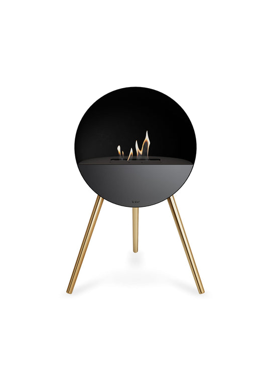 Foyer Eye de Le Feu : finition noire et feu scandinave chic.