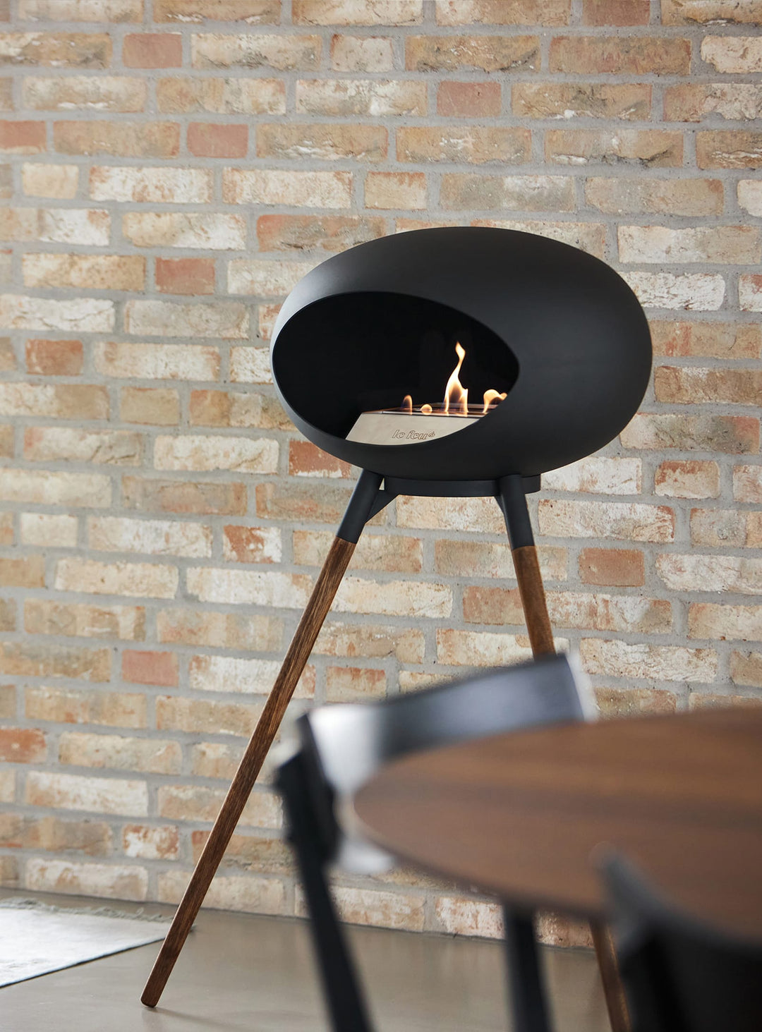 Foyer Ground High Dome noir de Le Feu : chaleur naturelle et design nordique.