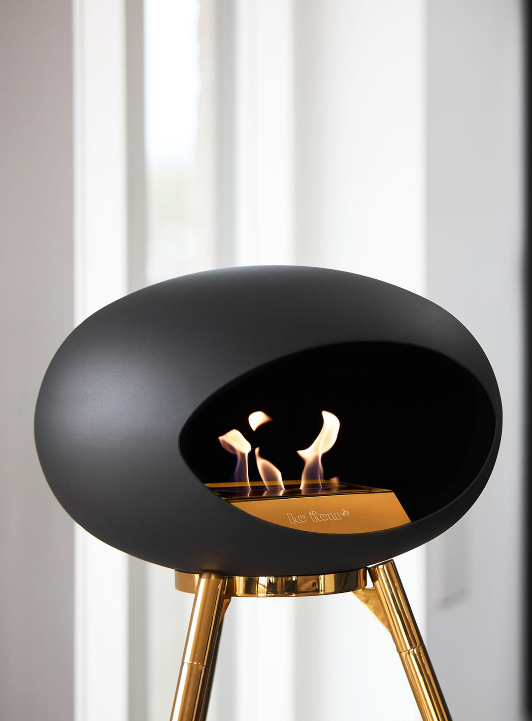 Foyer Le Feu Ground High Dome noir : feu élégant et confort contemporain.