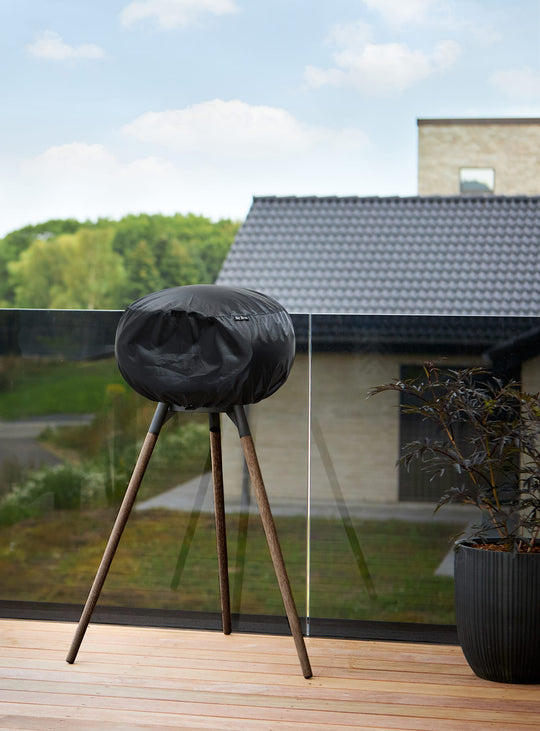 Foyer Ground High Dome noir de Le Feu : design sobre et feu écologique.