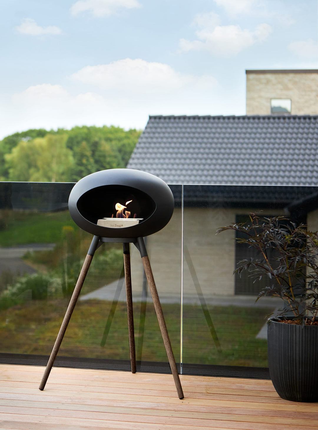 Foyer Ground High Dome noir Le Feu : feu authentique et style minimaliste.