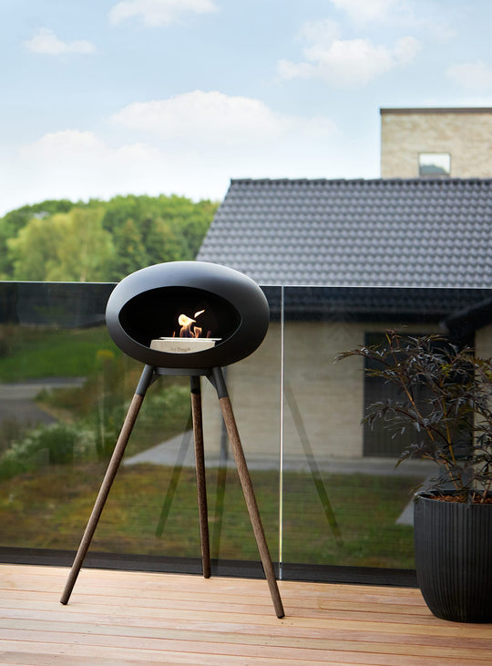 Foyer Ground High Dome noir Le Feu : feu authentique et style minimaliste.