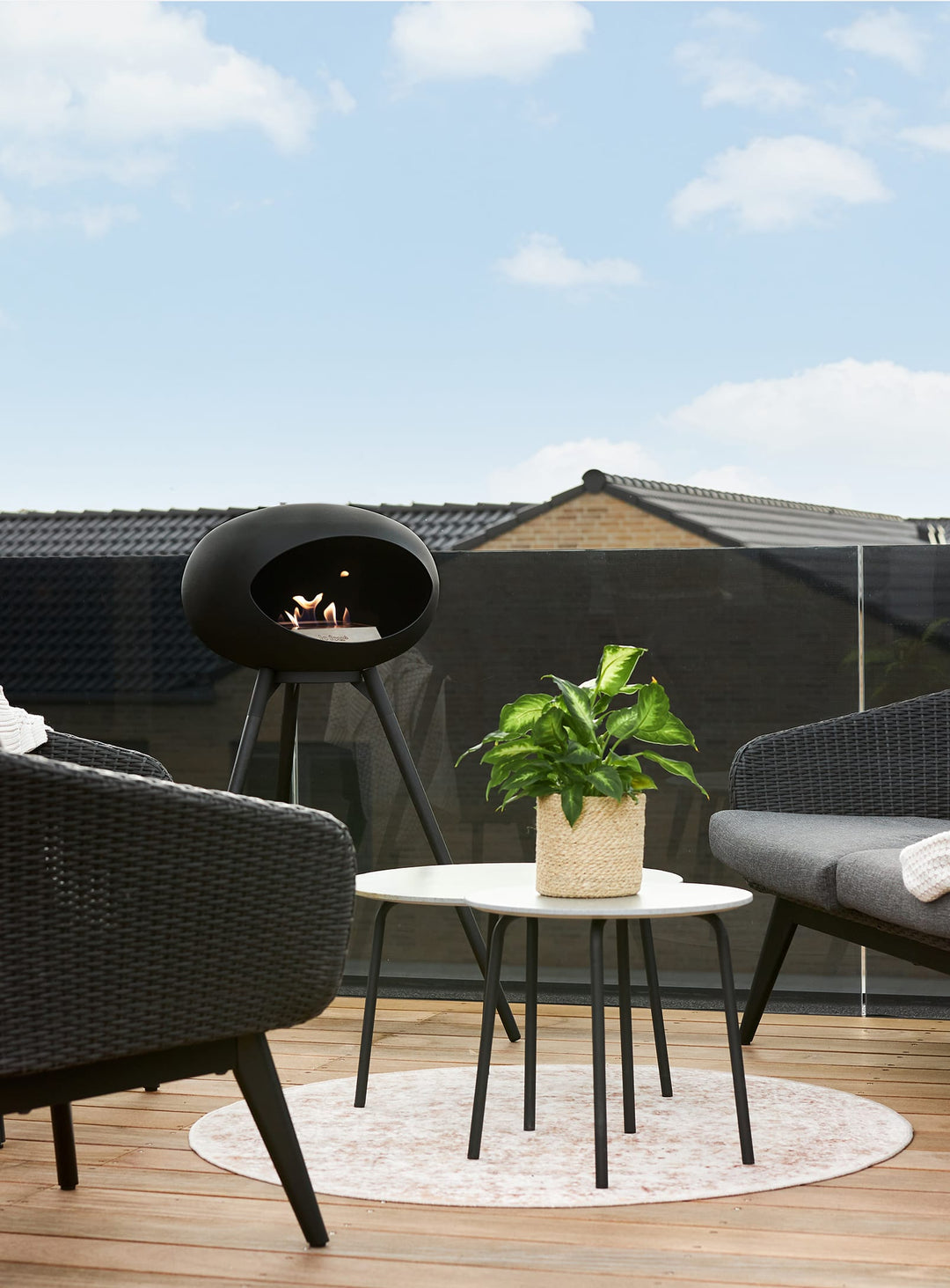 Foyer design Le Feu Ground High Dome noir : feu moderne et chaleur cosy.