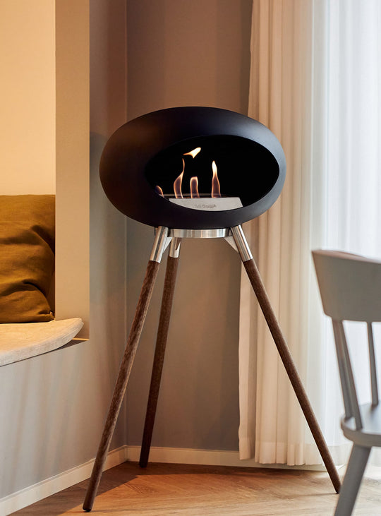 Foyer design Ground High Dome noir Le Feu : feu durable et esthétique pure.