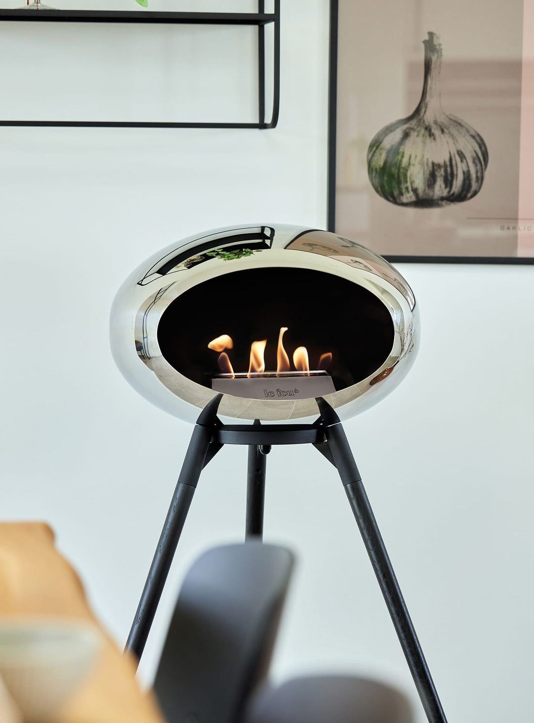 Foyer Ground High Dome argent de Le Feu : design miroir et chaleur moderne.