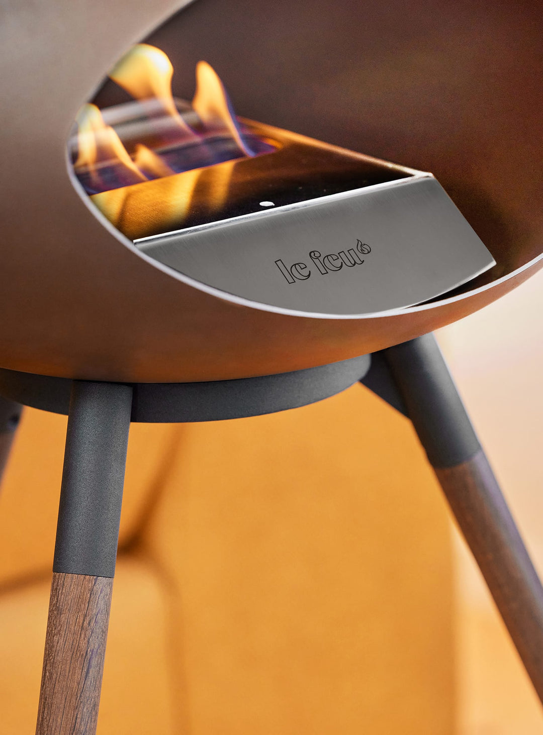 Bioéthanol Le Feu : combustible haute qualité pour foyers sans conduit ni électricité.