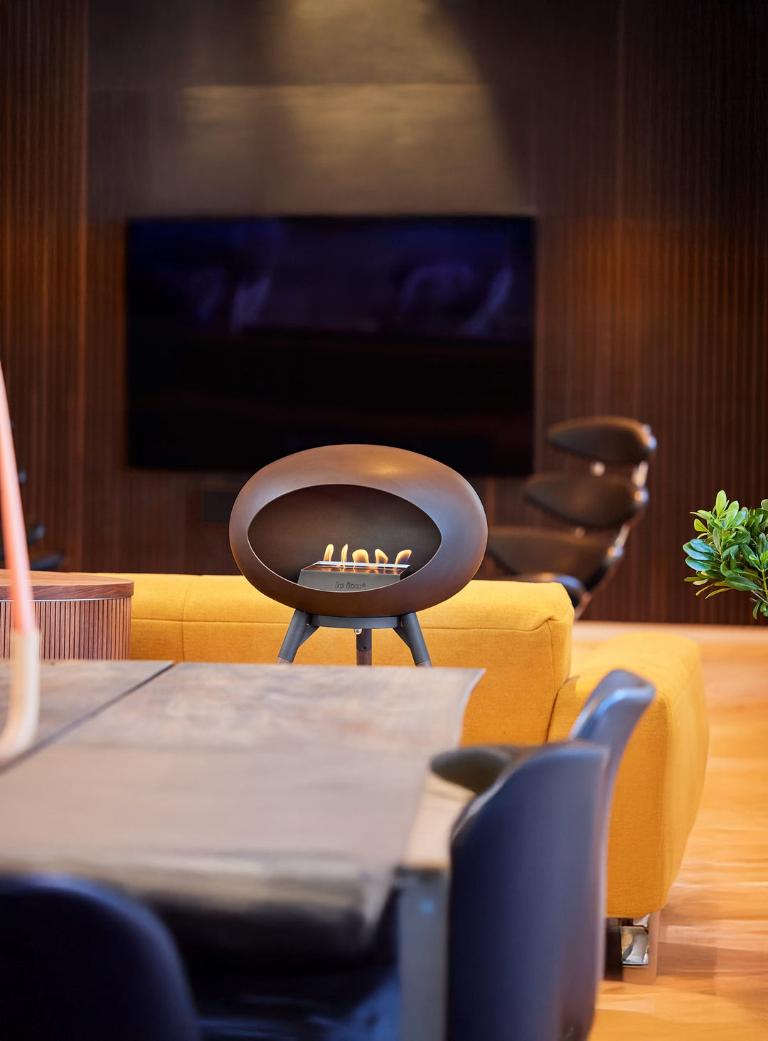 Foyer Ground High Dome Mocca : feu bioéthanol et chaleur scandinave.