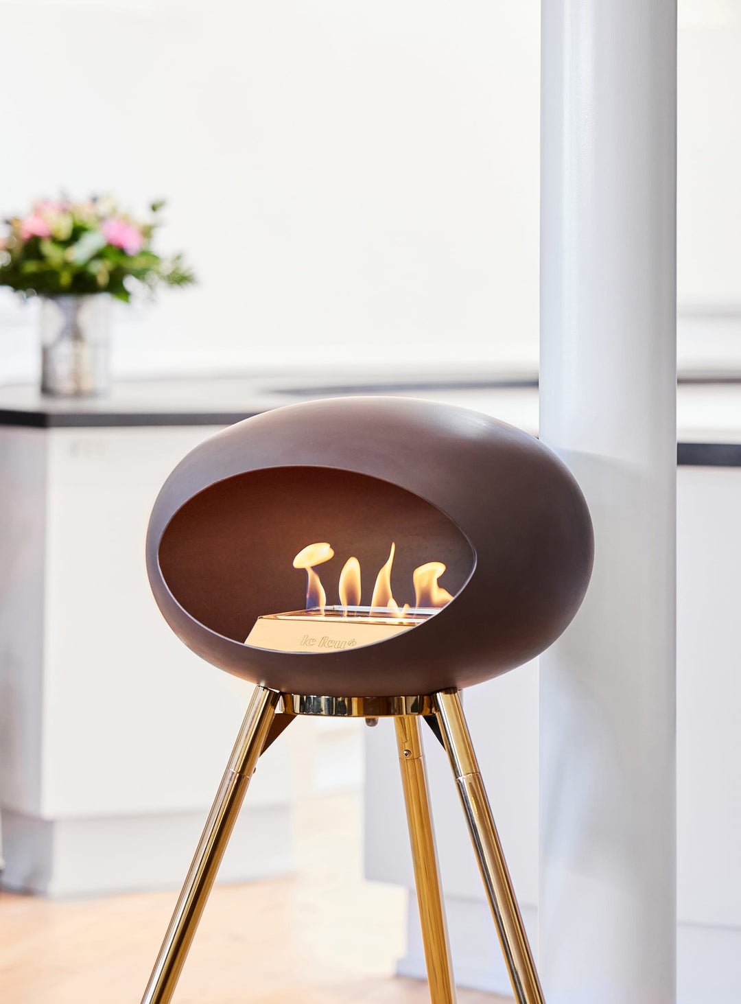 Foyer Ground High Dome Mocca de Le Feu : flamme douce et ton boisé.